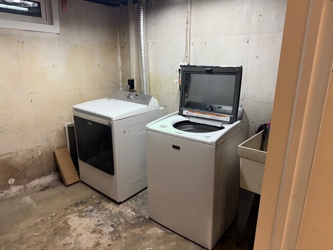 Building Photo - 17 Dover Dr