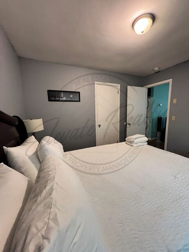 Building Photo - Furnished, Ranch Style Two Bedroom in the heart of Edgehill on Special!