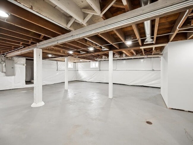 Building Photo - 2325 Shady Ln