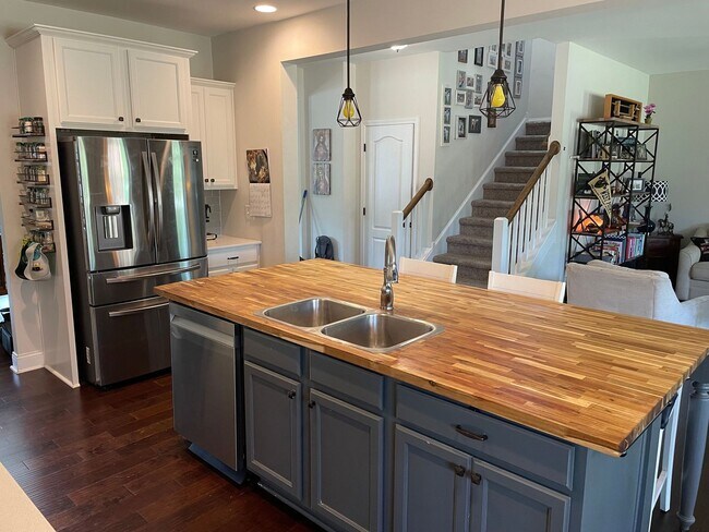 Building Photo - Stunning 5 Bed 3 Bath Home in Anderson Creek Club