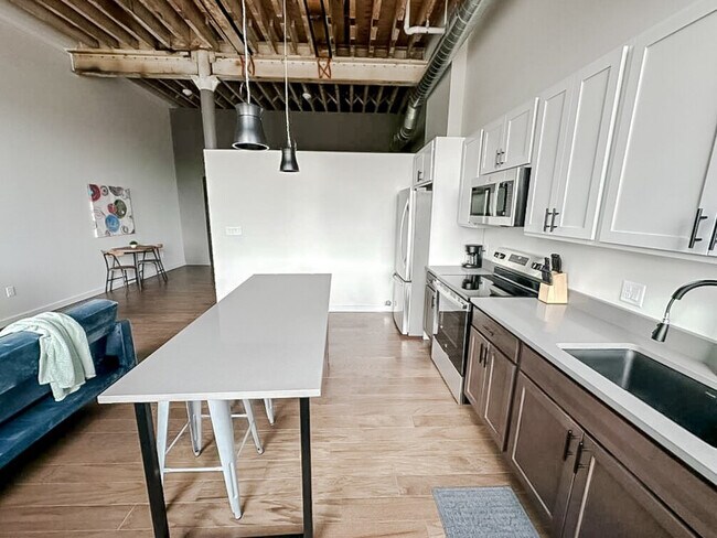 Building Photo - 403 W 4th St N