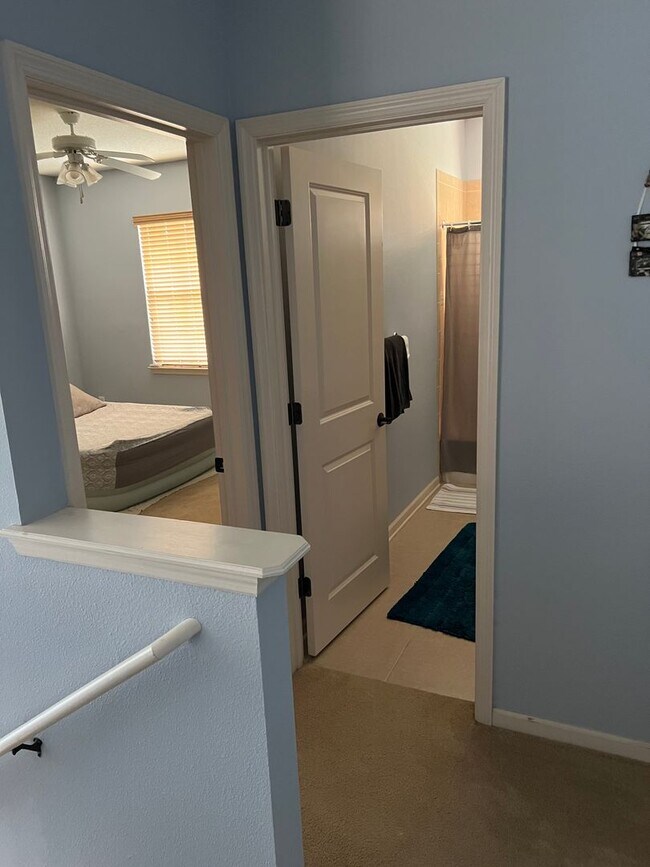 Building Photo - 2 Bed 2.5 Bath