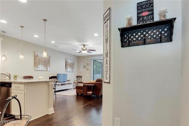 Building Photo - 3 br, 2.5 bath Townhome - 244 Lake Lily Dr