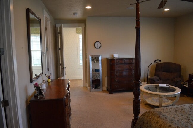 Building Photo - Luxurious 4-Bedroom Home with Mother-in-Law Suite