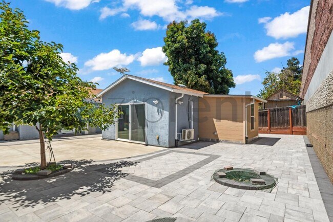 Building Photo - Unit ADU