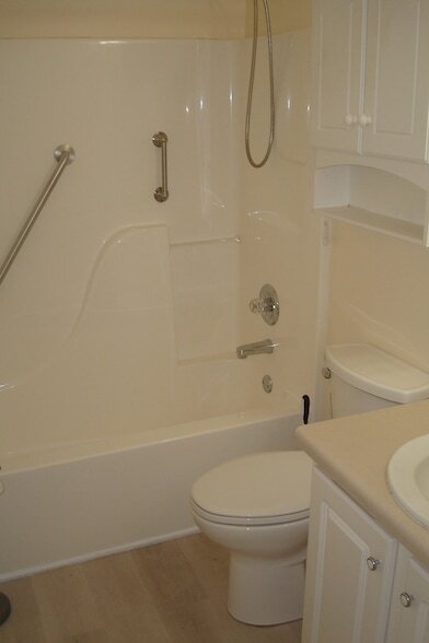 Building Photo - 425 Reavis Ave