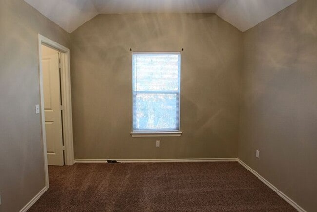 Building Photo - 2-Bedroom Townhouse for Rent in the Heart ...