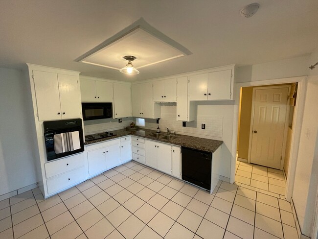 Building Photo - Cozy Holladay Gem – 3 Bed, 2 Bath with Fen...