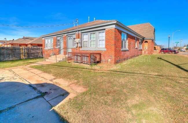 Building Photo - 944 East Dr