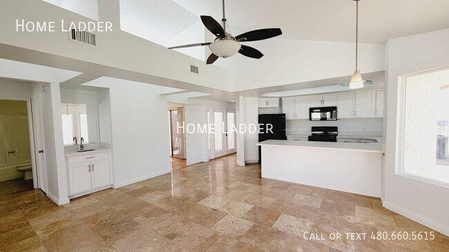 Building Photo - Spacious Townhouse in Tempe!