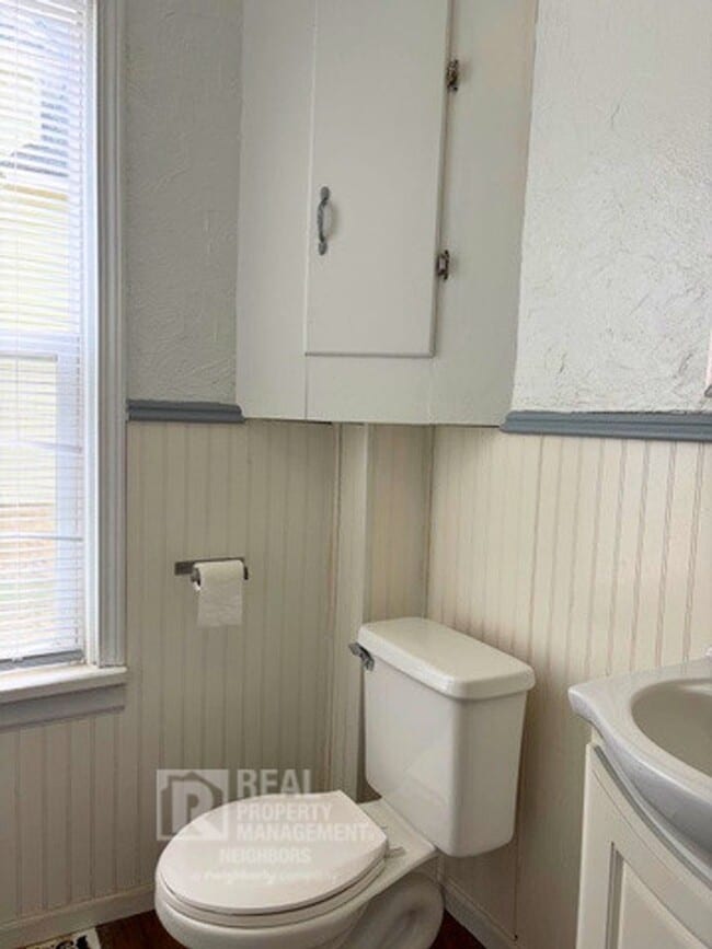 Building Photo - Welcome to Spacious 4 Bedroom, 1 Bathroom Holland Home