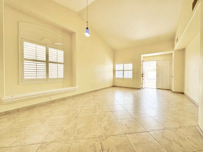 Building Photo - 8159 Dinsmore Dr