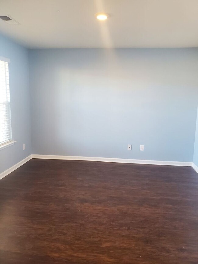 Building Photo - **Available mid January** 4 Bedroom with B...