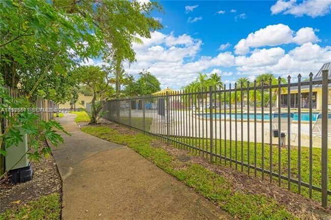 Building Photo - 8713 SW 137th Ave