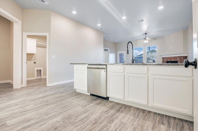 Building Photo - Pre-leasing for July