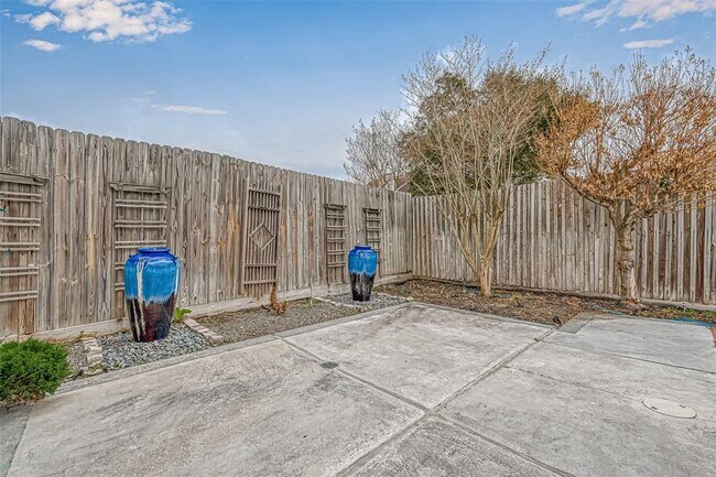 Building Photo - 915 Daria Dr