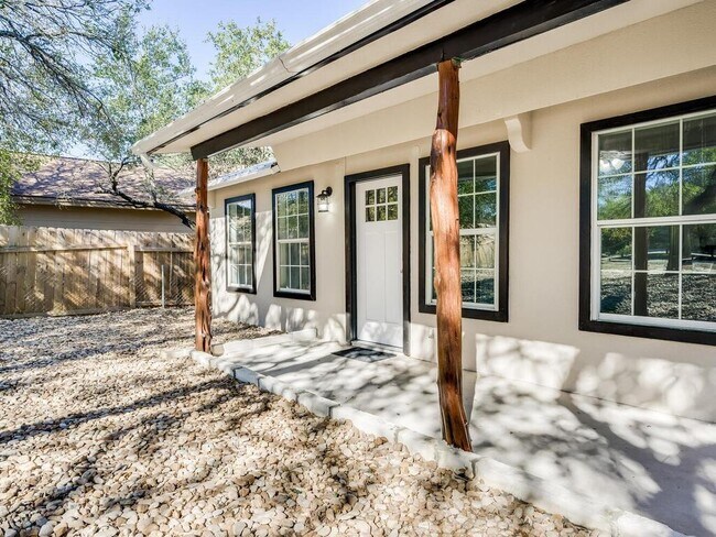 Building Photo - 14806 Longbranch Dr