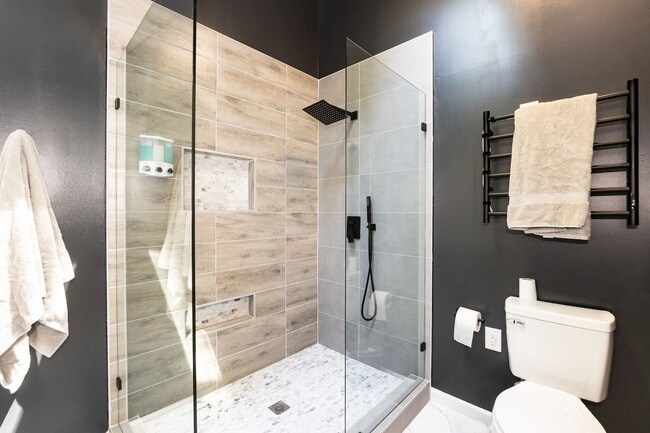 Building Photo - Ultra Modern Three Bedroom Home!