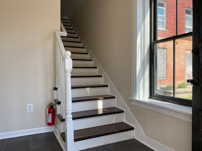 Building Photo - 13 John St