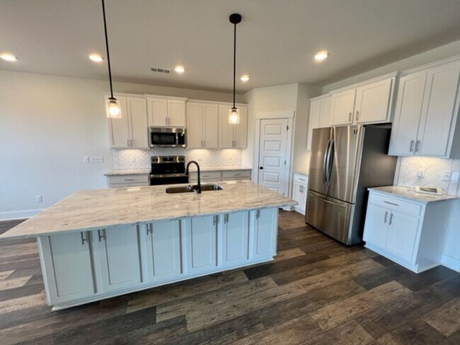 Building Photo - Beautiful 4 Bed/ 3.5 Bath Home in Newly Built Rivers Edge!