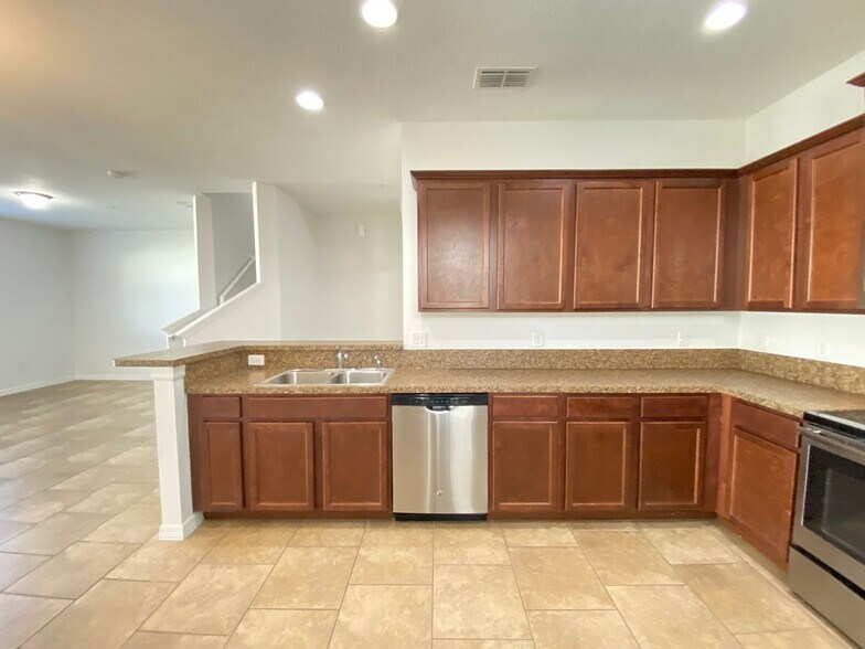 Building Photo - 3 Bedroom / 2.5 Bath / 2 Car Garage Townho...