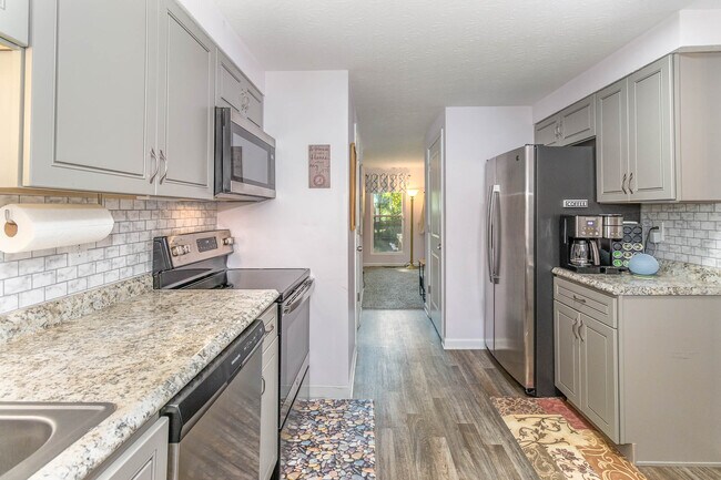 Building Photo - 1071 Stratford Ct