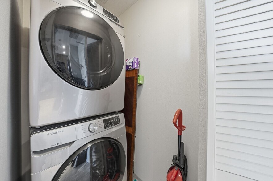 Building Photo - 300 W Beech St