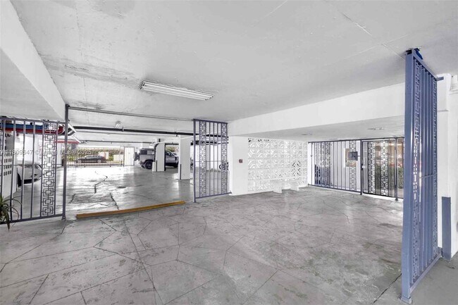 Building Photo - 1340 Lincoln Rd