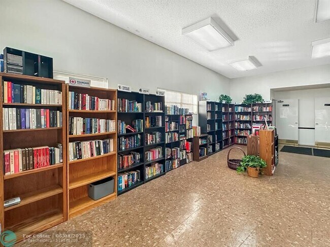 Building Photo - 6090 N Sabal Palm Blvd