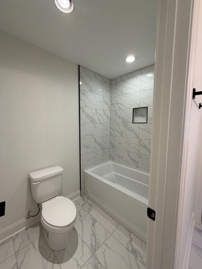 Building Photo - Maryville 37803 - 4 bedroom 3.5 bath - call Ed Johnson 865-924-5045