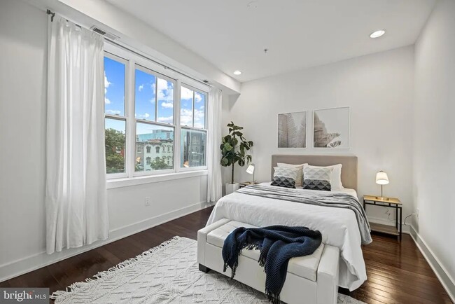 Building Photo - 907 N St NW