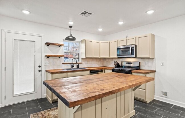 Building Photo - 117 S Vann St