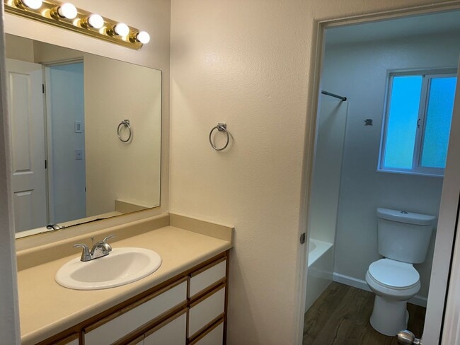 Building Photo - 4 bedroom 1.5 bathroom duplex