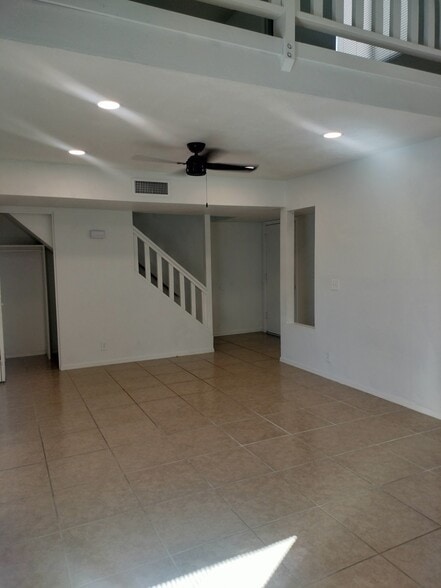 Living room - 1342 W Emerald Ave