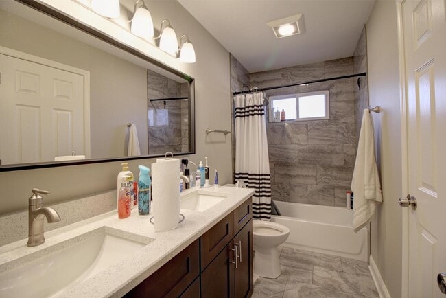 Building Photo - 147 Grady Dr