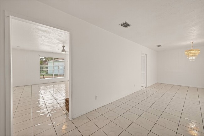 Building Photo - 9422 Kristin Dr