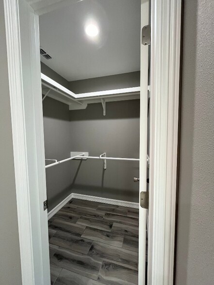 Building Photo - 6911 Venus Dr