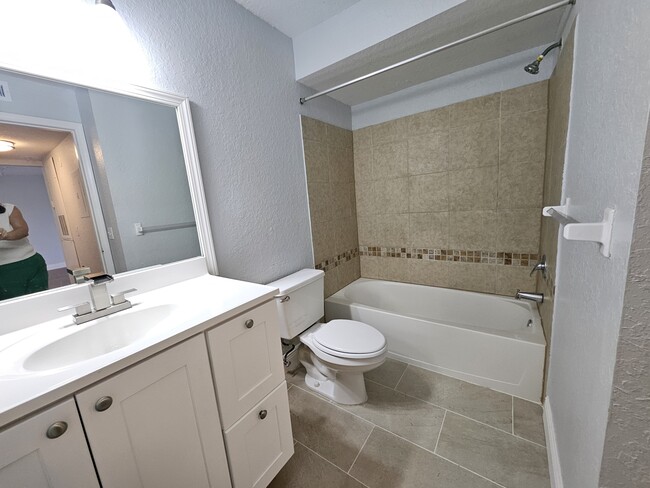 Building Photo - 14036 Fairway Island Dr