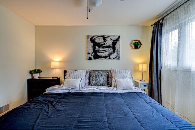 Building Photo - Cozy Home Sleeps 10 Lombard Chicago Suburb