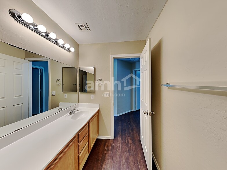 Building Photo - 25780 W Elwood St