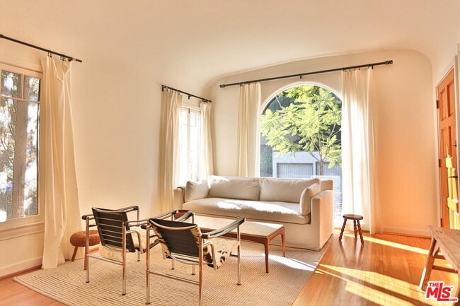 Building Photo - 2256 Silver Ridge Ave