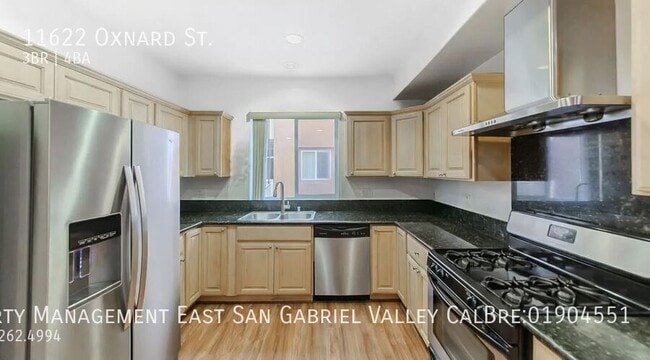 Building Photo - 11622 Oxnard St