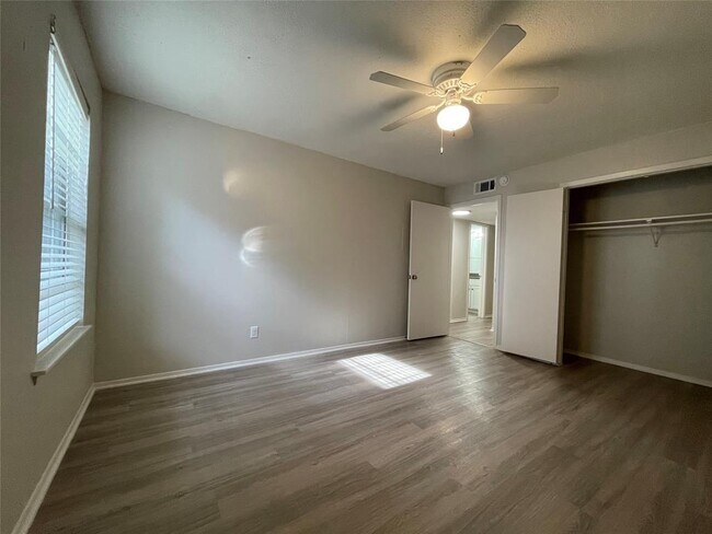 Building Photo - 2211 Lawnmont Ave