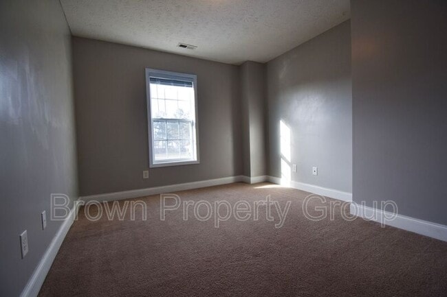 Building Photo - 131 Flag Ln