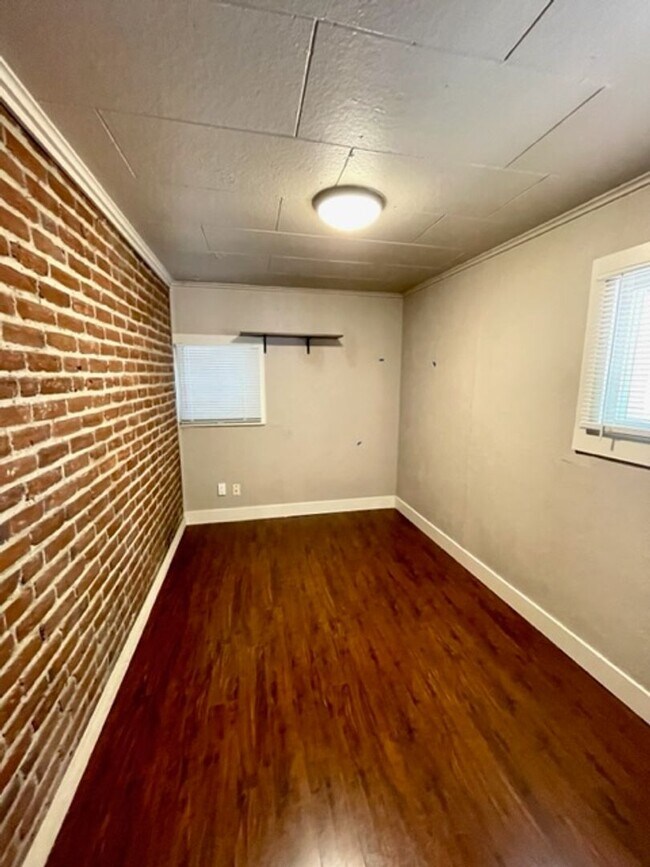 Building Photo - 410 NW Newport Ave