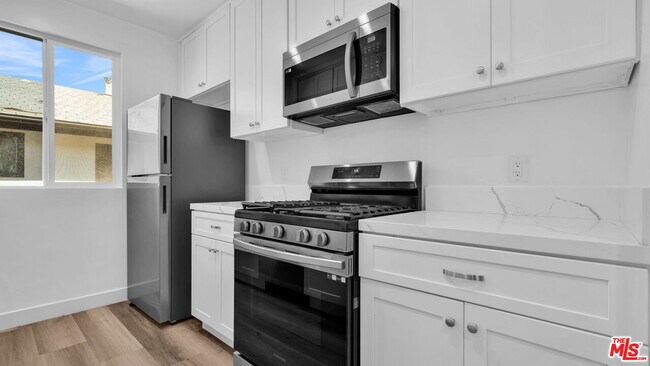 Building Photo - 126 S Manhattan Pl