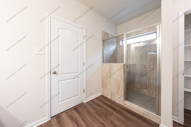 Building Photo - 742 Friar Tuck Dr