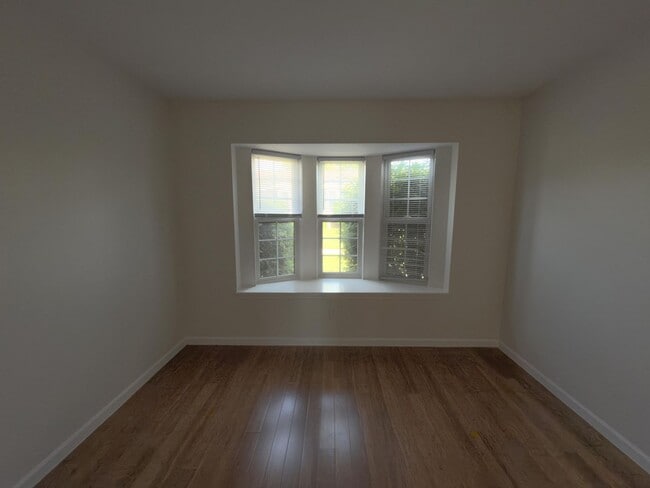 Building Photo - Move-In Ready Ranch Condo with Basement & Prime Location