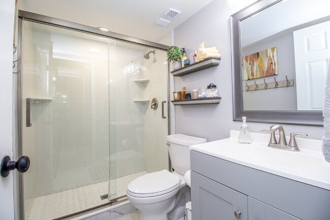 Building Photo - Beautiful 2 spacious bedrooms and 2 full bathrooms, including a primary suite with a walk-in clos...