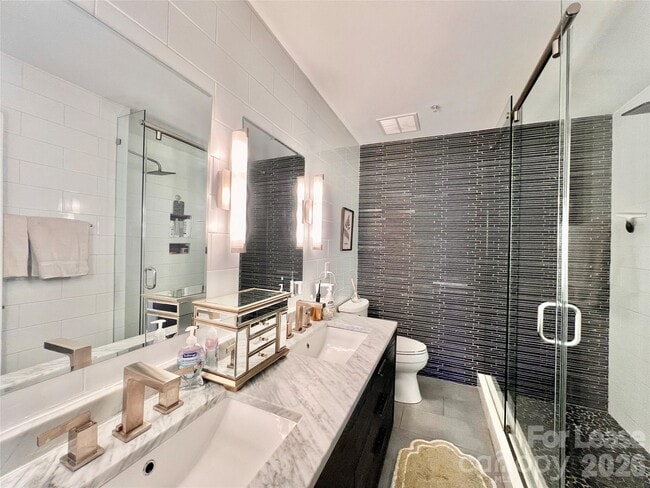 Building Photo - 833 W 4th St